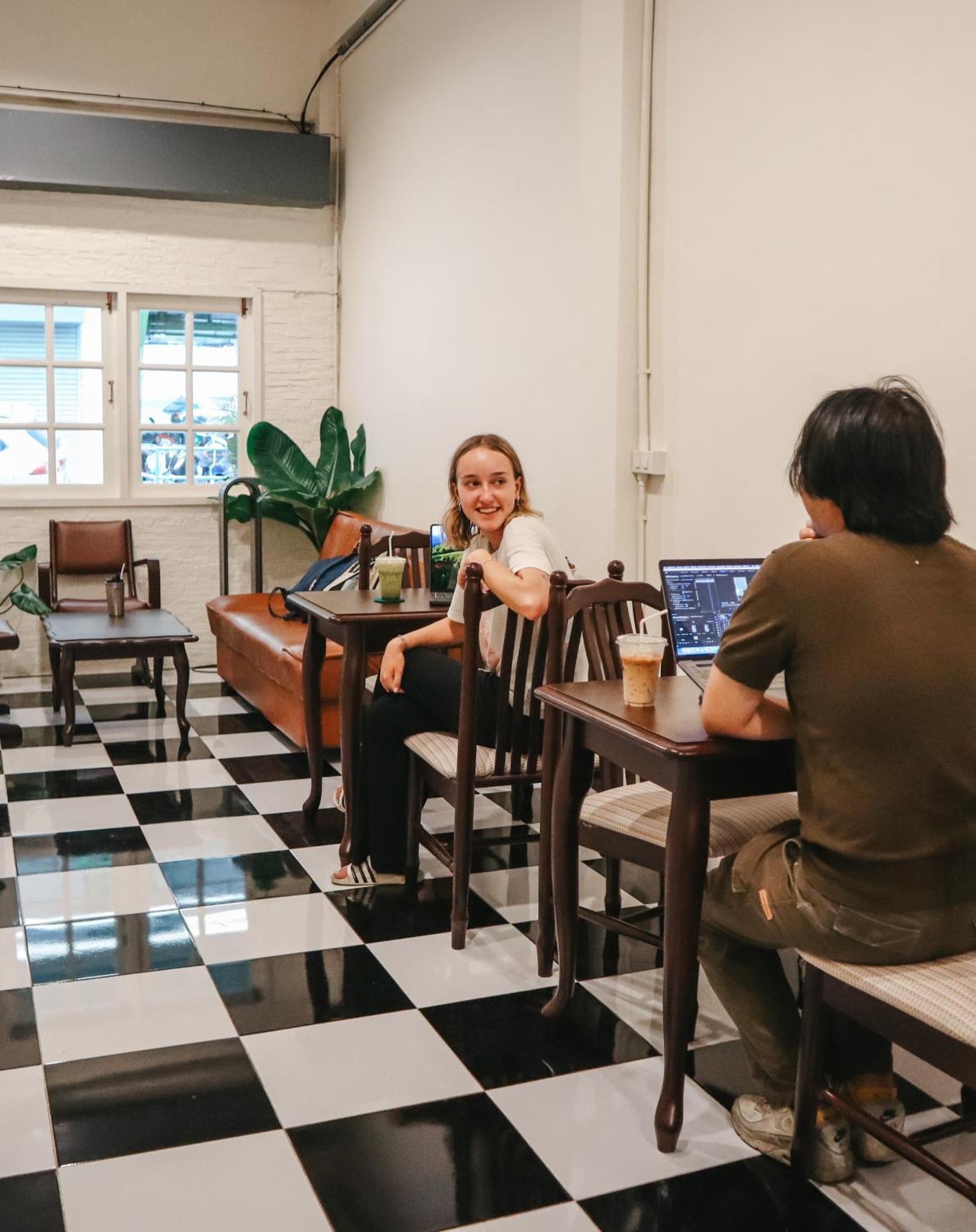 Noir Cafe And Hostel Chinatown Bangkok Extérieur photo